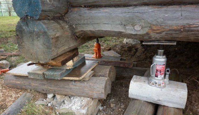 Как избавиться от смолы в бане на потолке